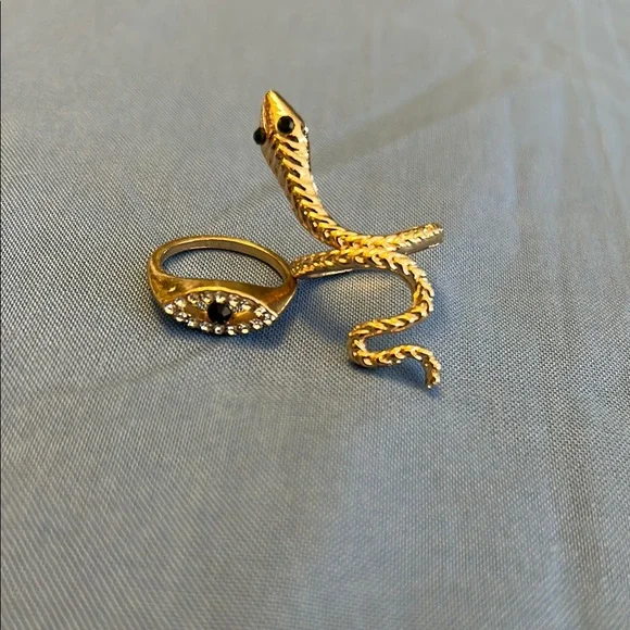 Gold Tone and Emerald Tone Lot of Two (2) Rings Size 4.5 - 5 🐍 - Picture 5 of 6